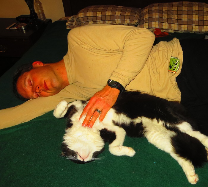 The supremely ecstatic puddy cat getting some love from Keith.